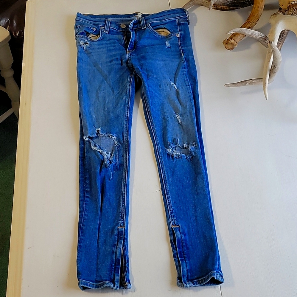 Like new size 26 distressed rag and bone zipper Capri